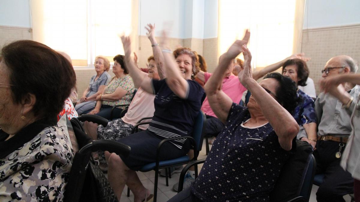 El taller de música y cine anima a las personas afectadas por Alzheimer. / Fotos: M. Rodríguez