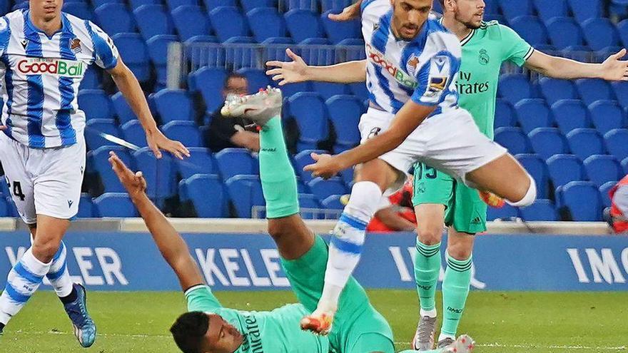 Merino salta sobre Casemiro, que realizó una entrada a ras de suelo.