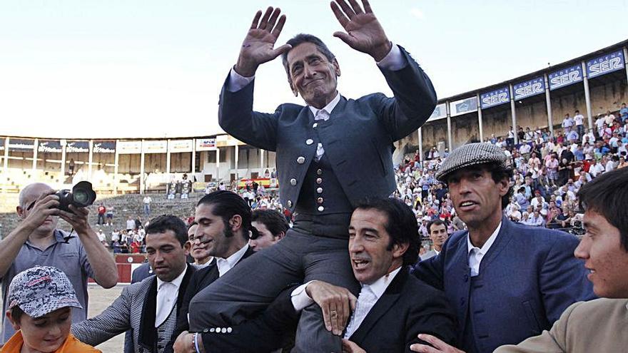 El diestro Andrés Vázquez es portado a hombros dando la vuelta al ruedo de la plaza de toros de Zamora, en una foto de archivo.