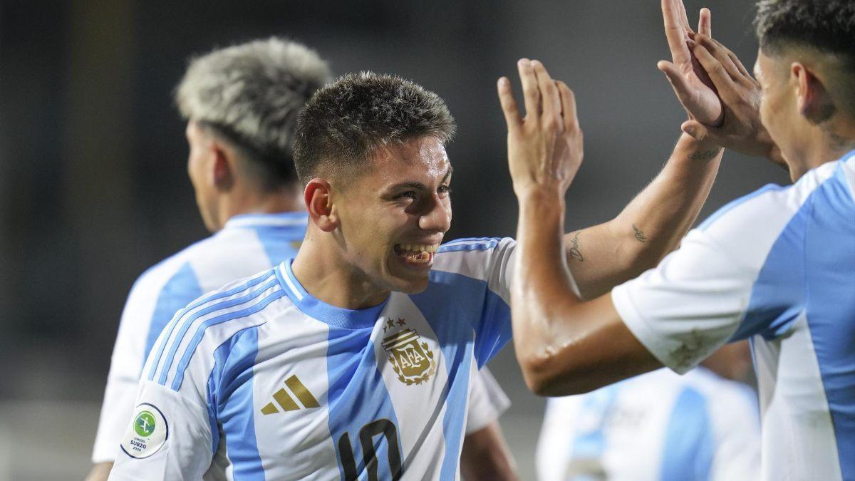 Claudio Echeverri celebra uno de sus goles en el 0-6 contra Brasil