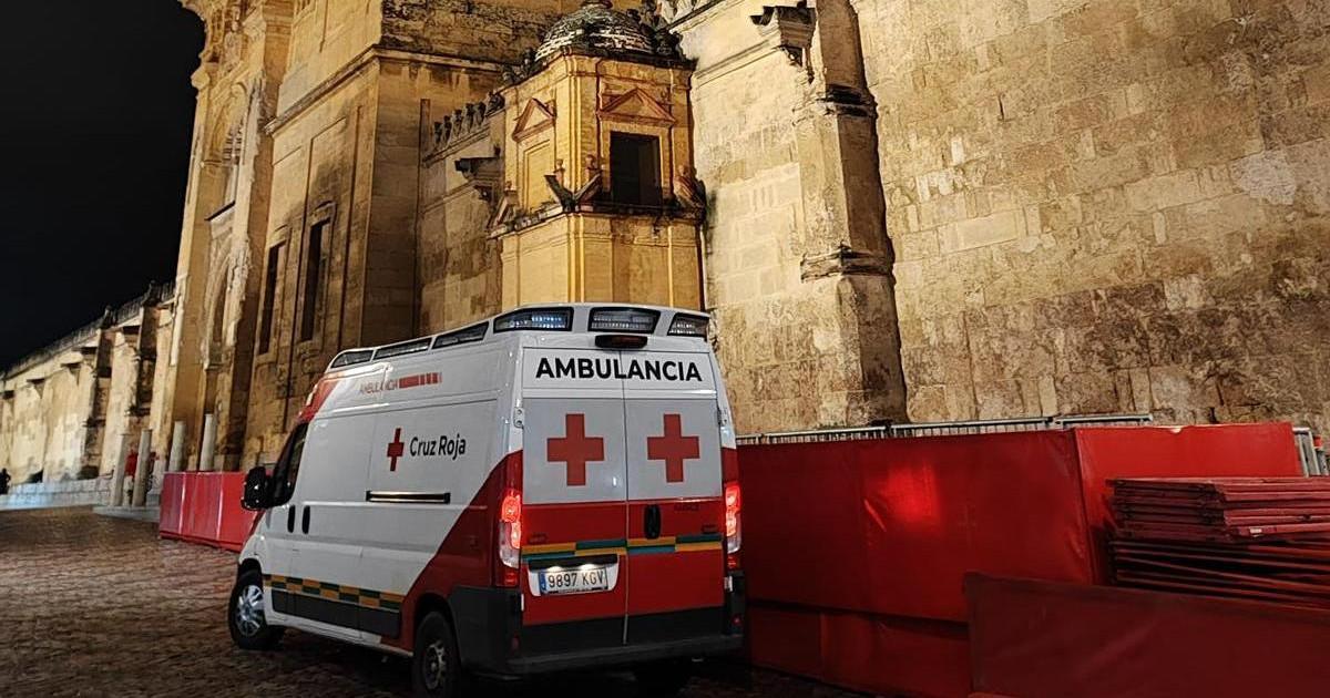 Imagen de la ambulancia Cruz Roja junto a la Mezquita-Catedral.
