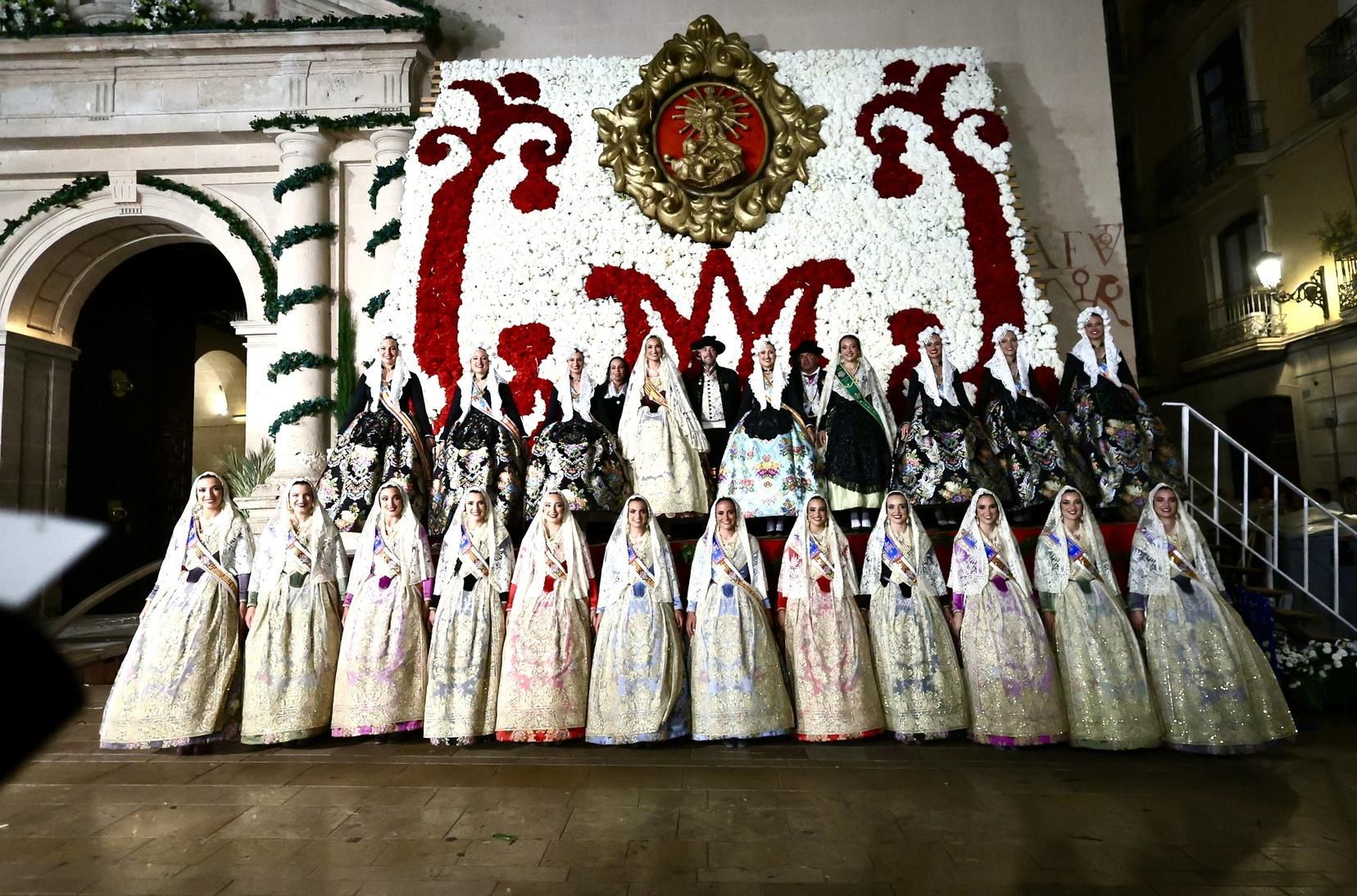 Berta y la corte completan la Ofrenda de Alicante