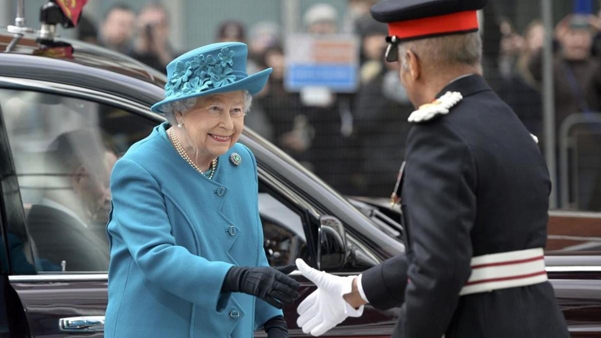 La reina Isabel acude a la inauguración del centro contra ciberataques.