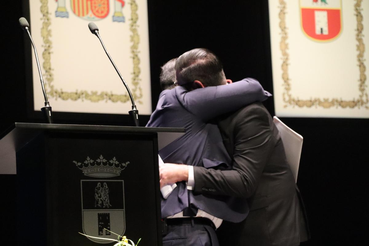 Manu Sánchez y su socio y amigo Rafa López abrazados durante el acto de entrega de la Medalla de Oro de Dos Hermanas al humorista nazareno.