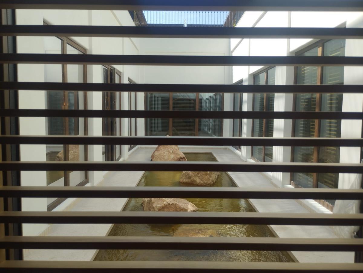 Detalle de la zona del spa. Piedras del viejo hotel derribado se han convertido en adornos.