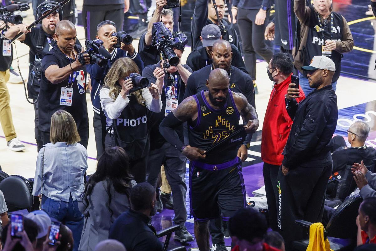 LeBron James (c), de Los Ángeles Lakers, abandona la pista tras la eliminación ante Oklahoma por un contundente 4-0