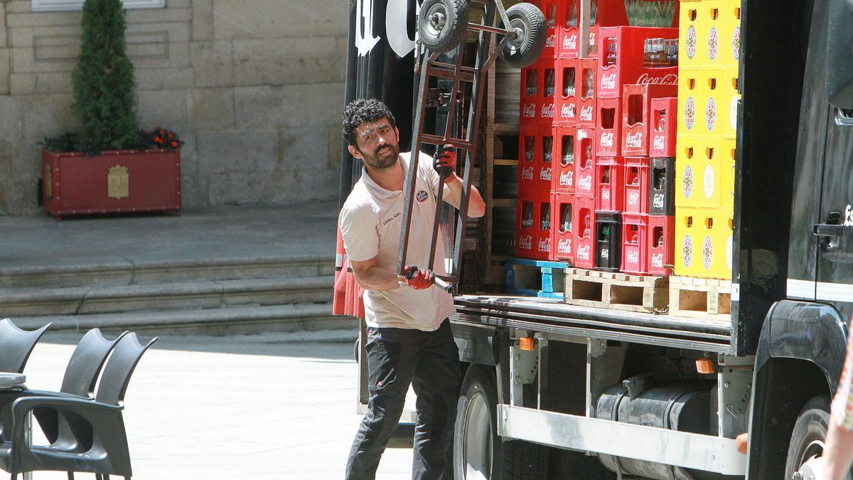 Un repartidor durante un desplazamiento, en Ourense.