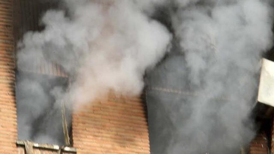 Un espectacular incendio que se ha originado en un octavo piso de un edificio del barrio de El Pilar de Madrid.