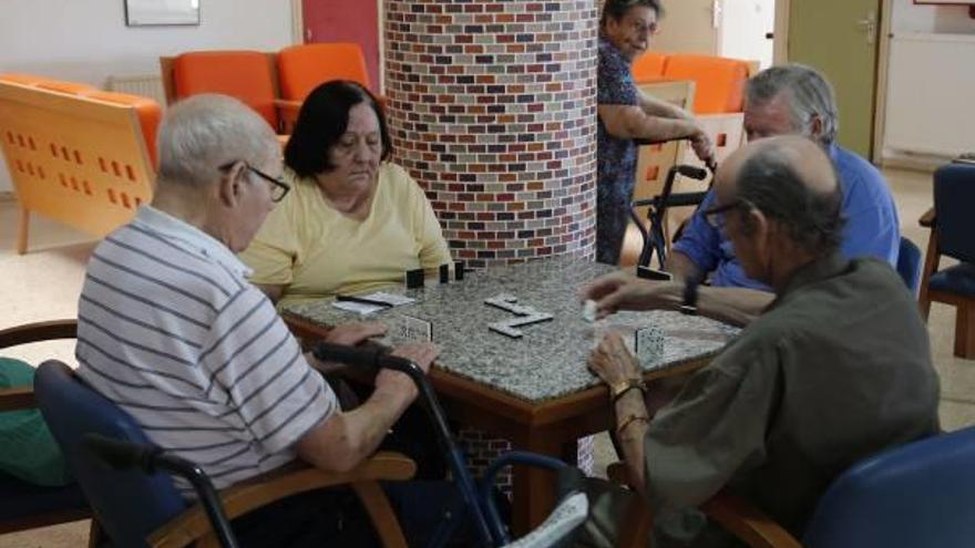 Un grupo de personas mayores en la residencia de Carlet, en una imagen de archivo.