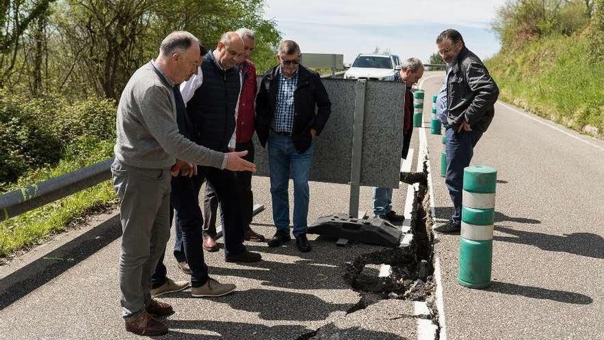 Los dirigentes de Foro, ayer, en la zona del argayo de Les Fuentiquines.