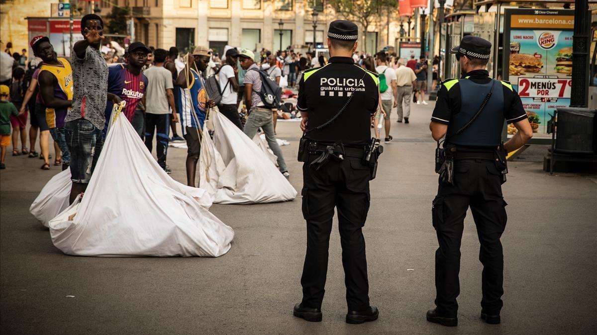 Operación policial contra el ’top manta’ en la plaza de Catalunya.