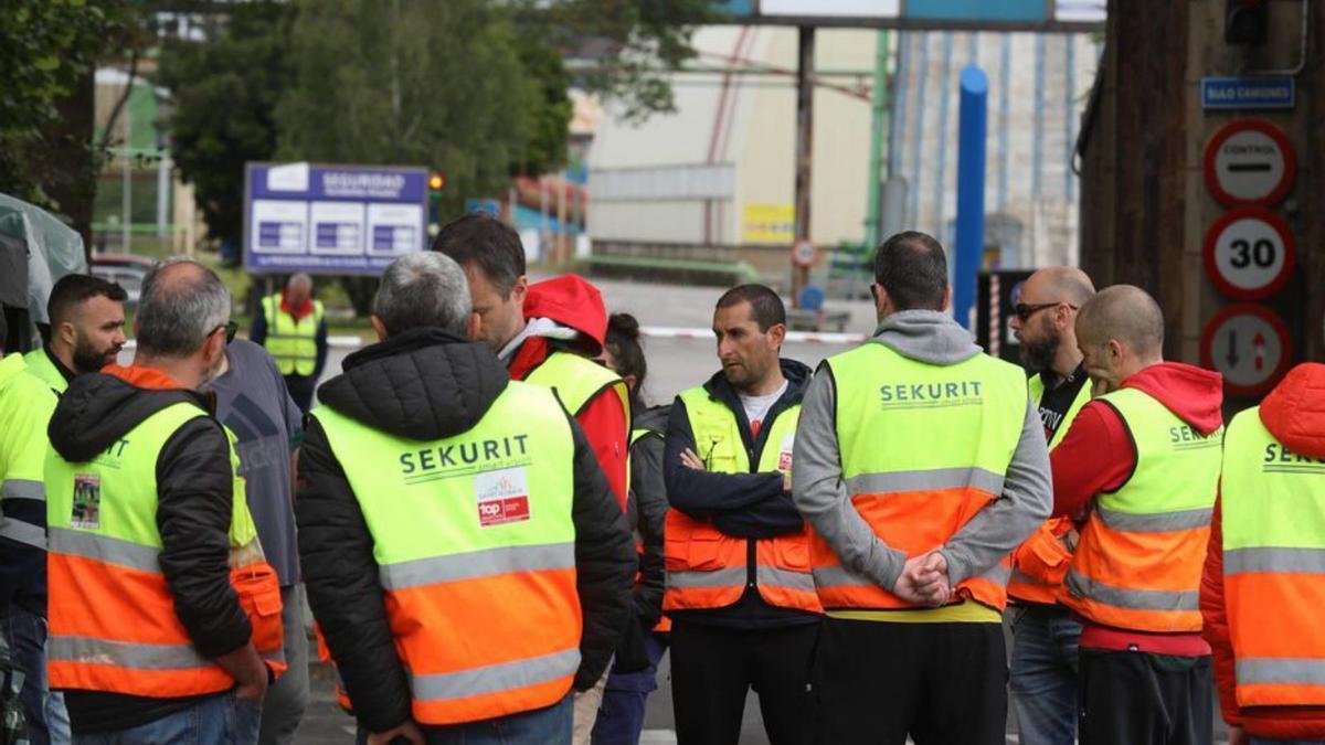 Una concentración de trabajadores ante las instalaciones de la fábrica.  | LUISMA MURIAS