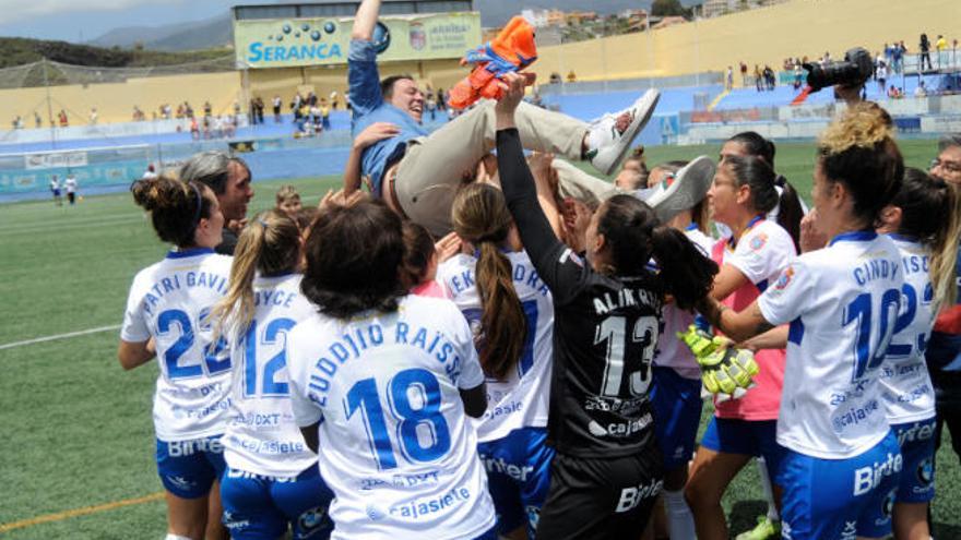 Jugadoras y cuerpo técnico del Granadilla Tenerife Egatesa mantearon a Pier Cherubino tras el partido.