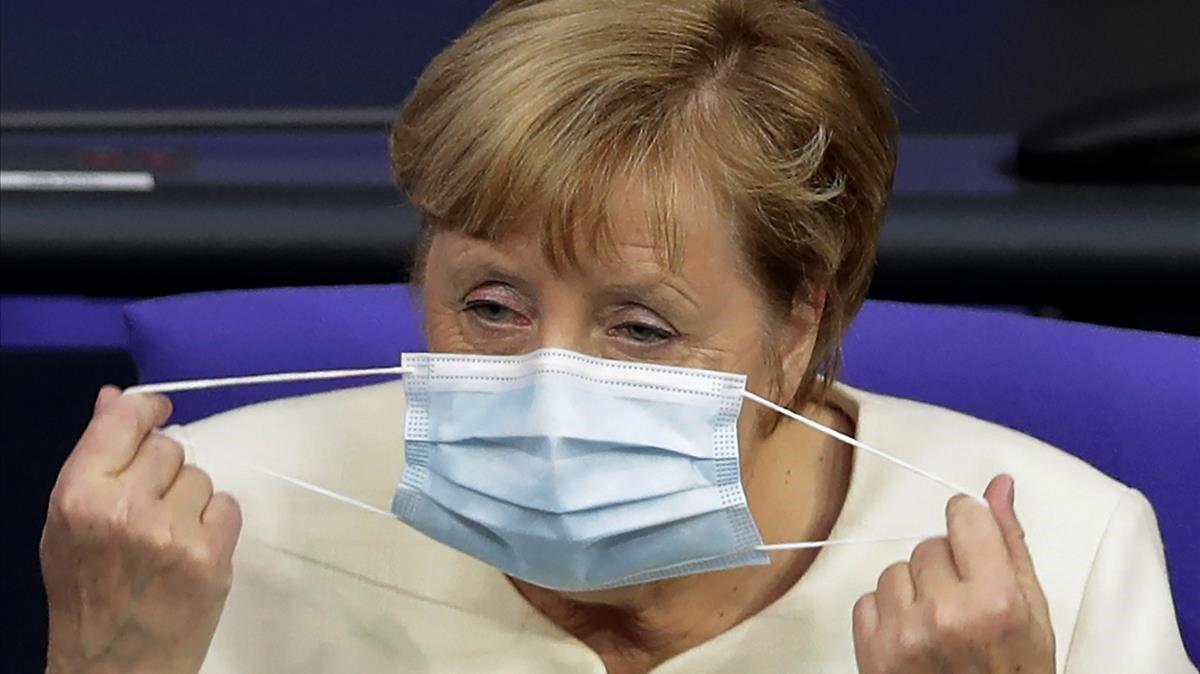 zentauroepp55221090 german chancellor angela merkel adjusts her face mask during201002182141