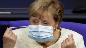 zentauroepp55221090 german chancellor angela merkel adjusts her face mask during201002182141