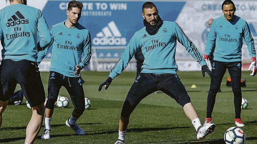 Benzema estira la pierna para controlar la pelota ayer en el entrenamiento del Madrid.