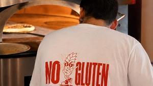 Un pizzaiolo de Can Pizza, en el horno del restaurante sin gluten de la cadena.