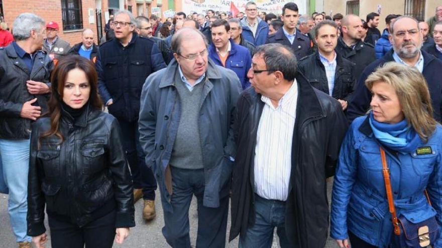 Juan Vicente Herrera, la presidenta de las Cortes de Castilla y León, Silvia Clemente; la delegada del Gobiero, María José Salgueiro; y el alcalde de Villalar, Luis Alonso Laguna, en Villalar