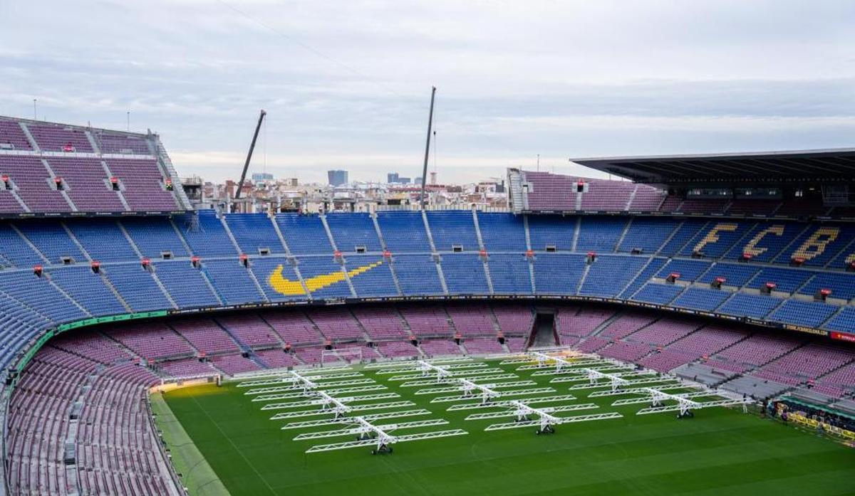 Imagen de la tercera gradería del Gol Sur parcialmente derrocada.