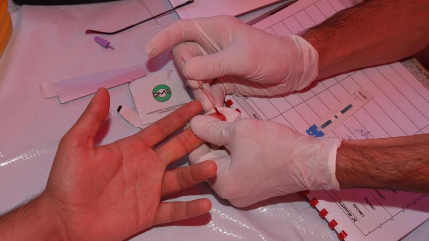 Un joven se hace una prueba del VIH en la UMA.