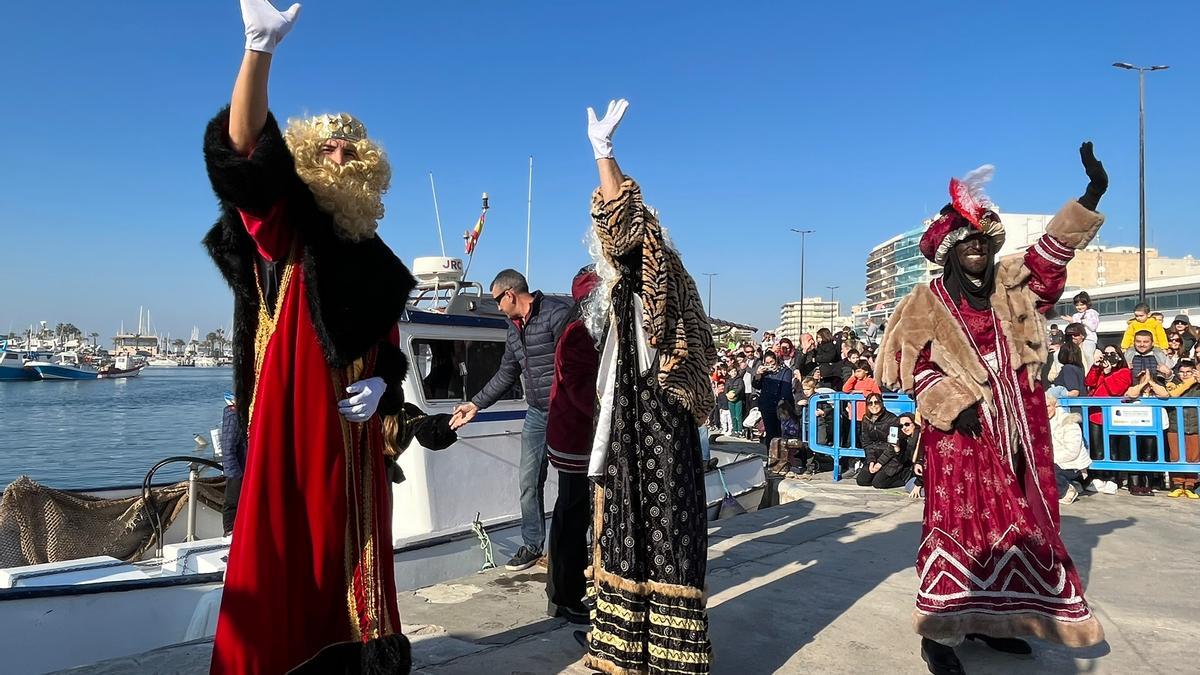 Los Reyes Magos, tras su desembarco en Santa Pola rodeados de niños