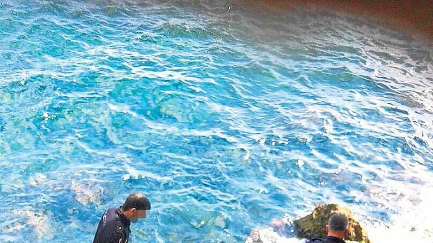 Unos policías nacionales intentando reanimar a la mujer.