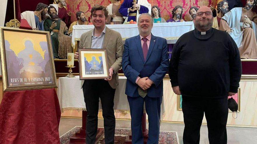 El autor, Juan Alcalá, el hermano mayor y el consiliario junto al cartel.