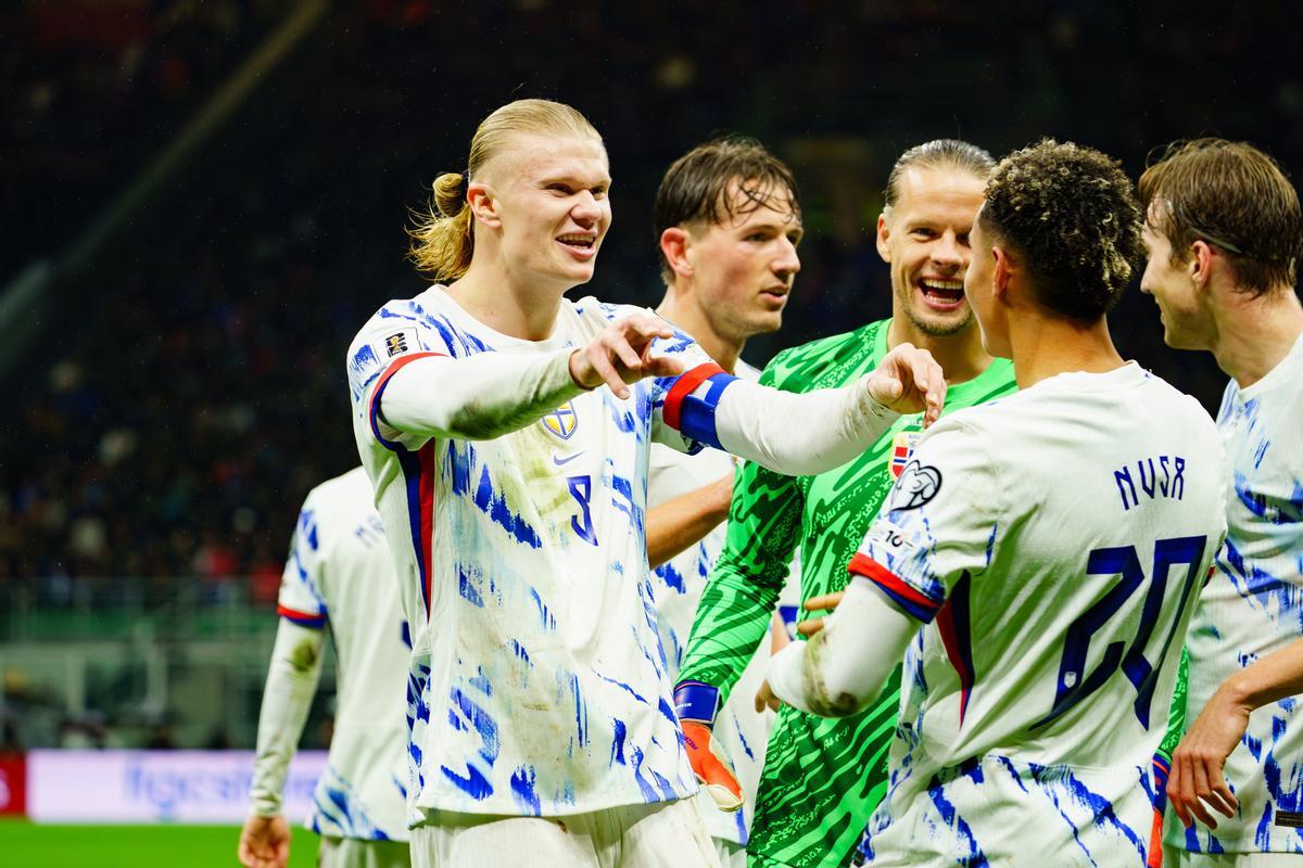 Erling Haaland y Antonio Nusa celebran un gol de Noruega