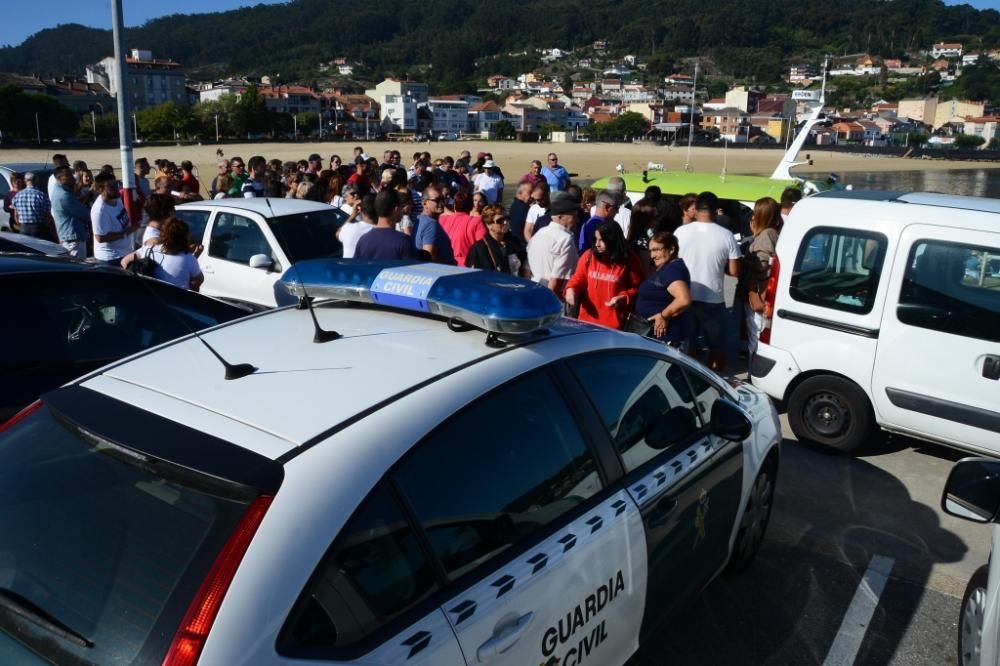 Vecinos de Ons se concentran en el puerto de Bueu para reclamar un acceso libre a la isla