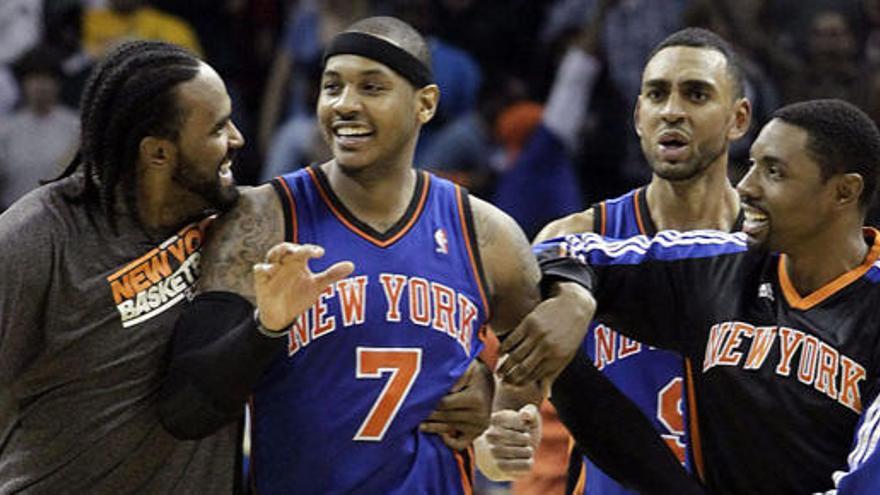 Carmelo Anthony es felicitado por sus compañeros tras anotar la canasta decisiva.