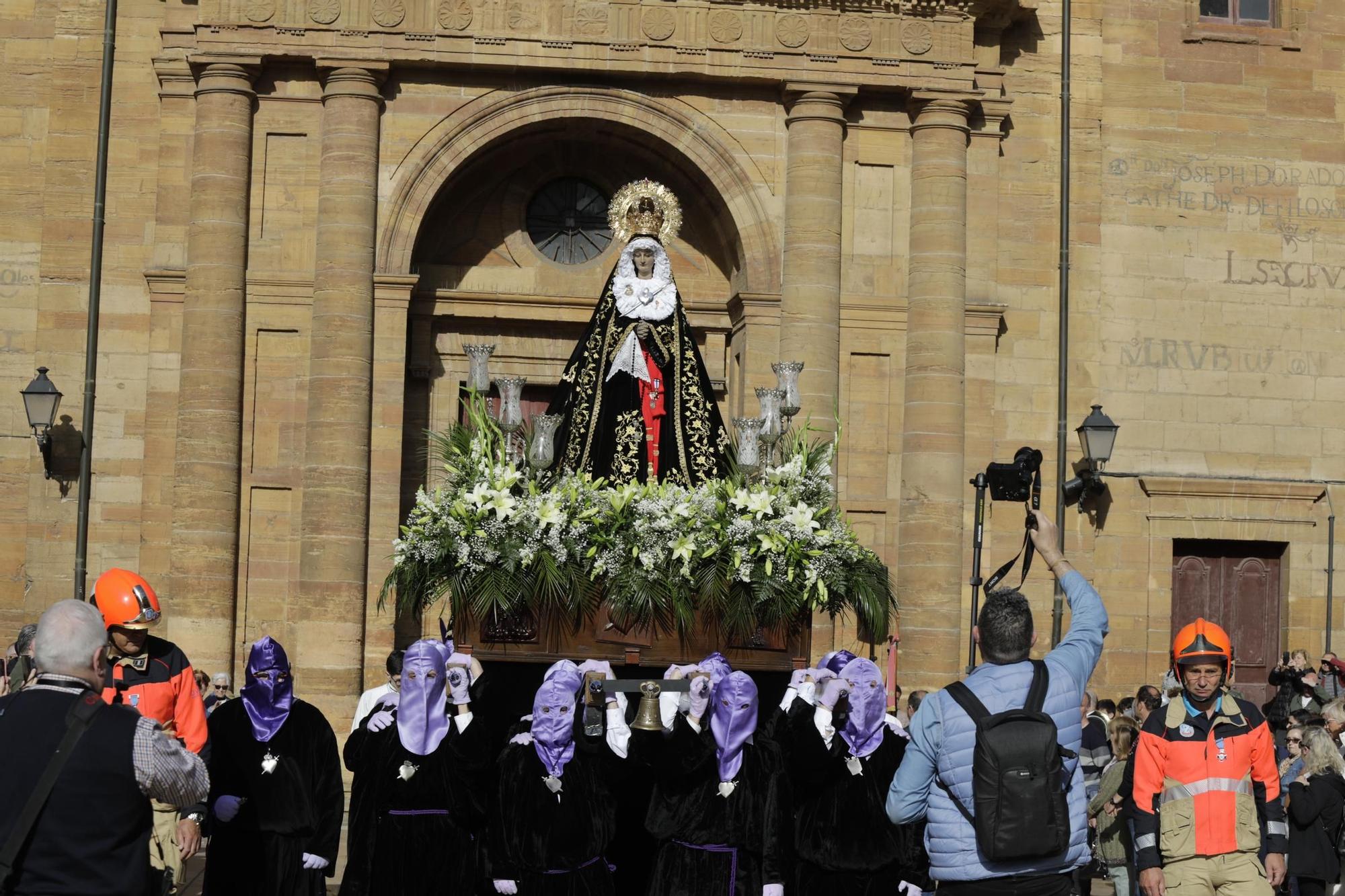 La Dolorosa atraviesa el Oviedo Antiguo: así fue la procesión de la Soledad