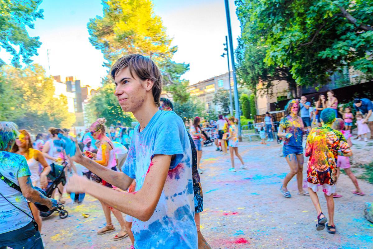 La festa Holi omple de colors els Jardins del Casino de Manresa La festa Holi omple de colors els Jardins del Casino de Manresa