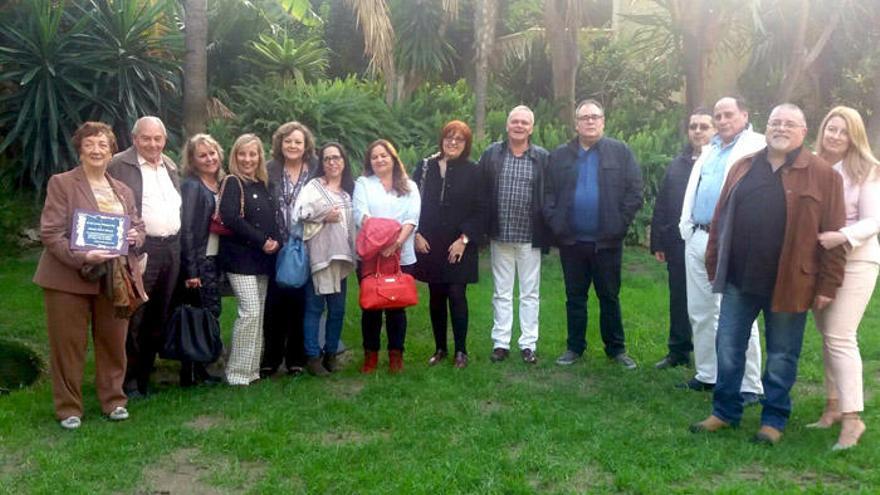 María del Carmen y Salvador, a la izquierda, junto al grupo de antiguos alumnos.