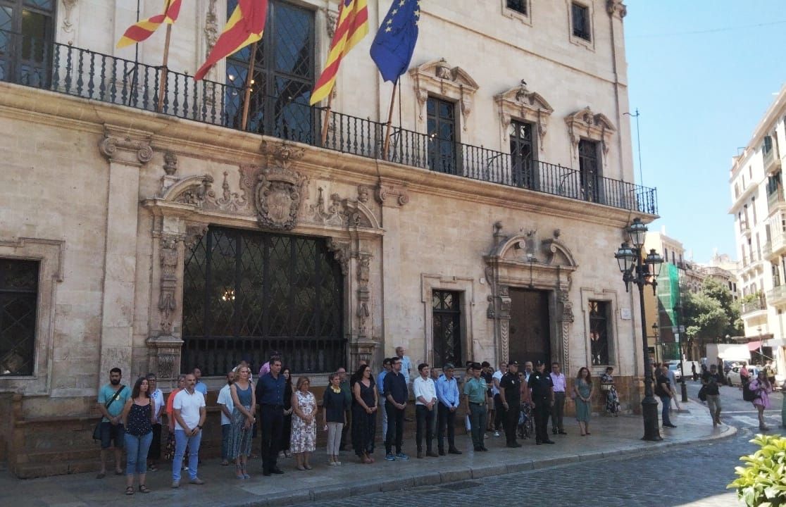 Aina Calvo junto a los regidores en los cinco minutos de silencio de Cort