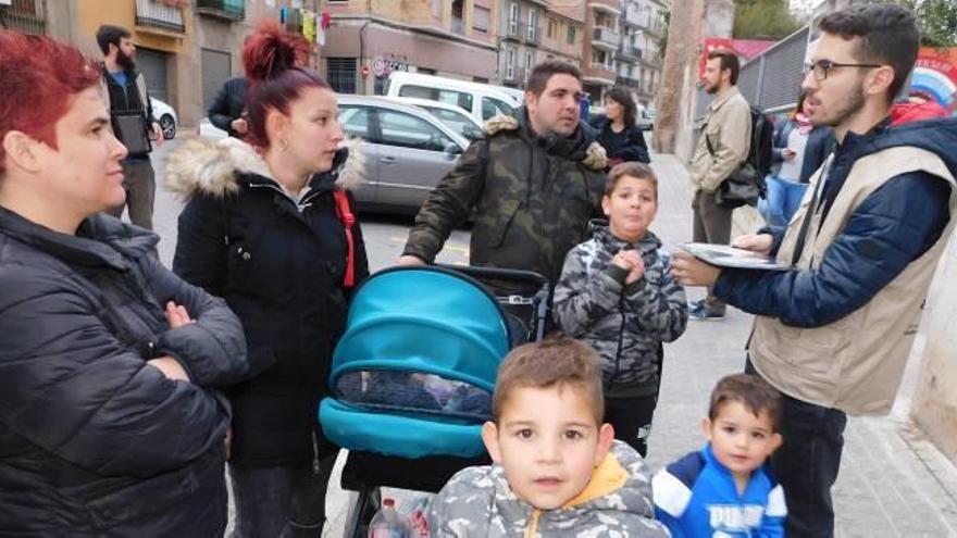 Un informador ambiental, ahir, explicant la campanya davant el Casal de les Escodines de Manresa