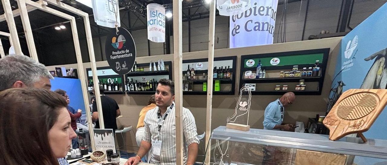 Unos visitantes de la feria se interesa por quesos de Fuerteventura.