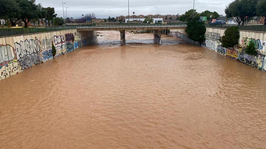 Las lluvias torrenciales dejan rescates, bajos inundados y más de 100 litros en Cartagena