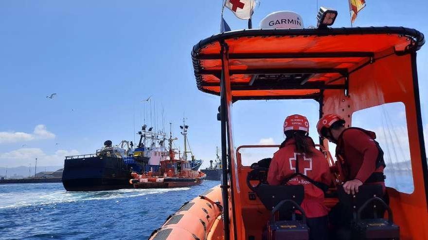 Cruz Roja socorre a un barco que enganchó las redes en la hélice