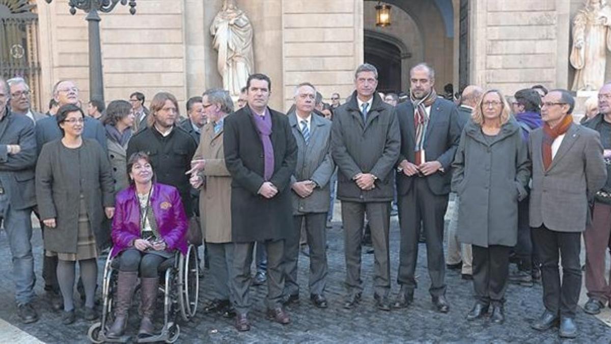 Representantes de todos los partidos, salvo el PP, y de sindicatos protestan en la plaza de Sant Jaume, ayer.