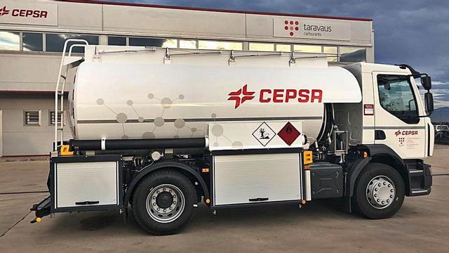 El repartiment es fa amb la flota pròpia de camions | CARBURANTS TARAVAUS
