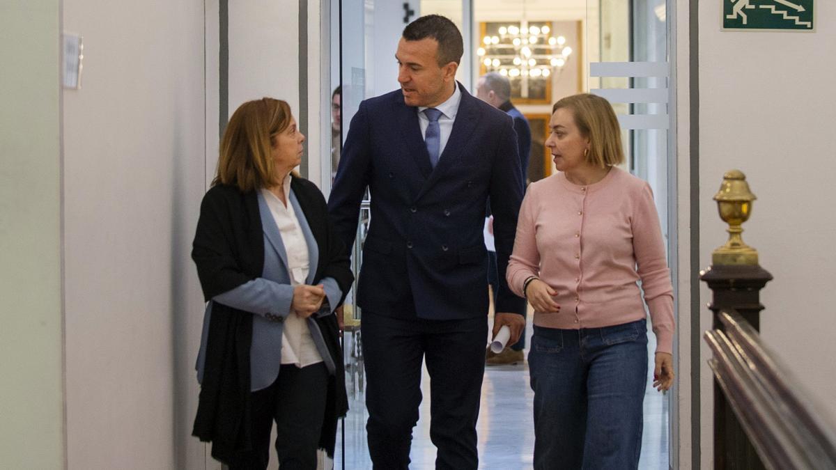 Reme Mazzolari, Vicent Mompó y Natàlia Enguix en el pleno de la Diputació de València.