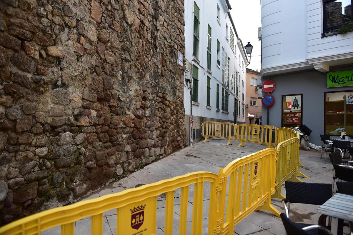 Zona del derrumbe de la muralla de la puerta del Sol, vallada este martes.