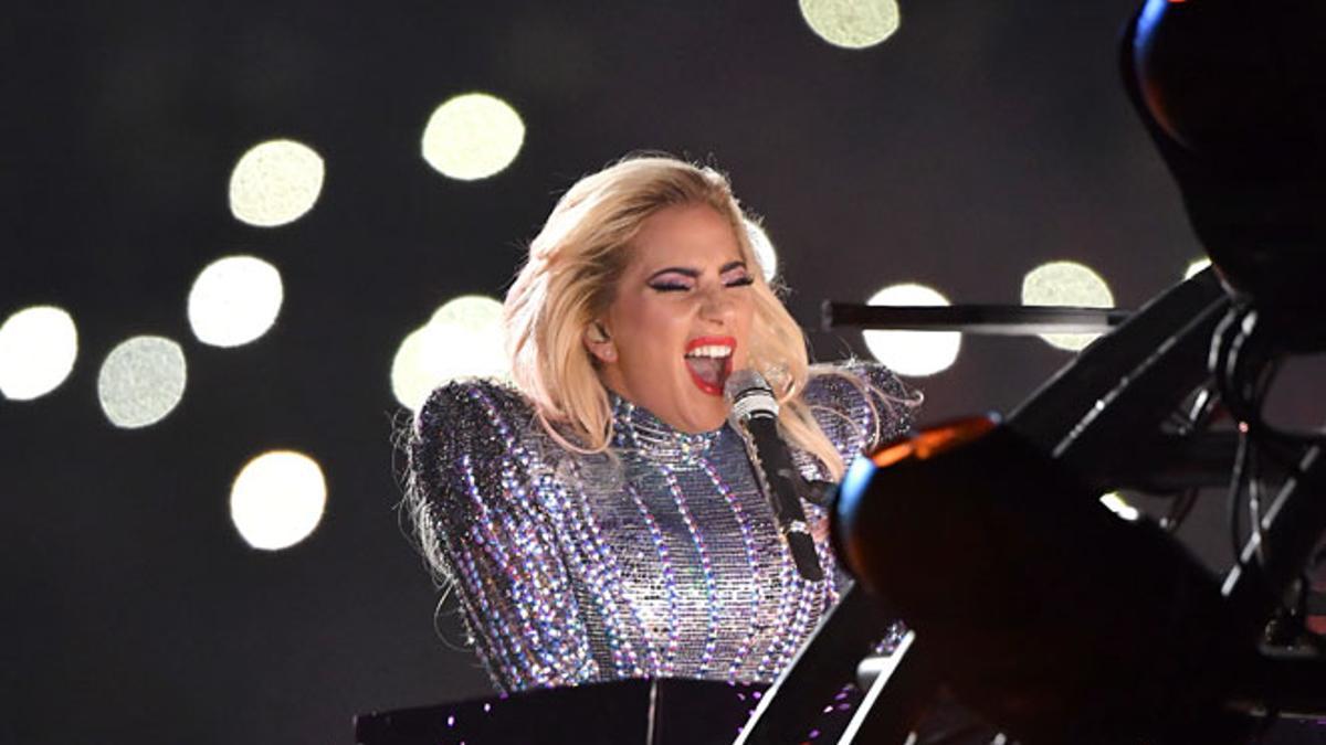 Lady Gaga tocando el piano en la final de la Super Bowl 2017