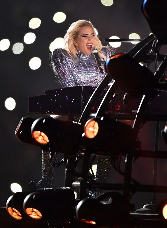 Lady Gaga tocando el piano en la final de la Super Bowl 2017