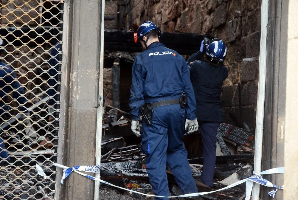 La policía inspecciona el edificio calcinado en Pontevedra en busca del origen del fuego