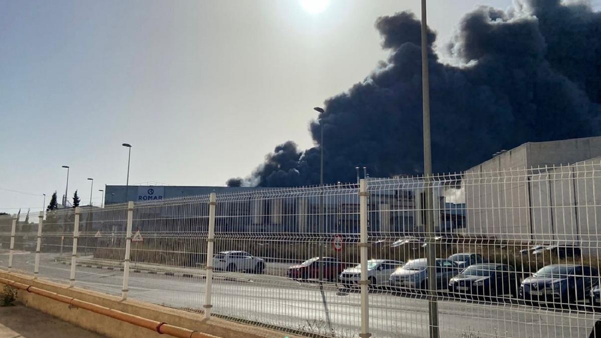 Incencio en Valencia: fuego en una fábrica química de Náquera.