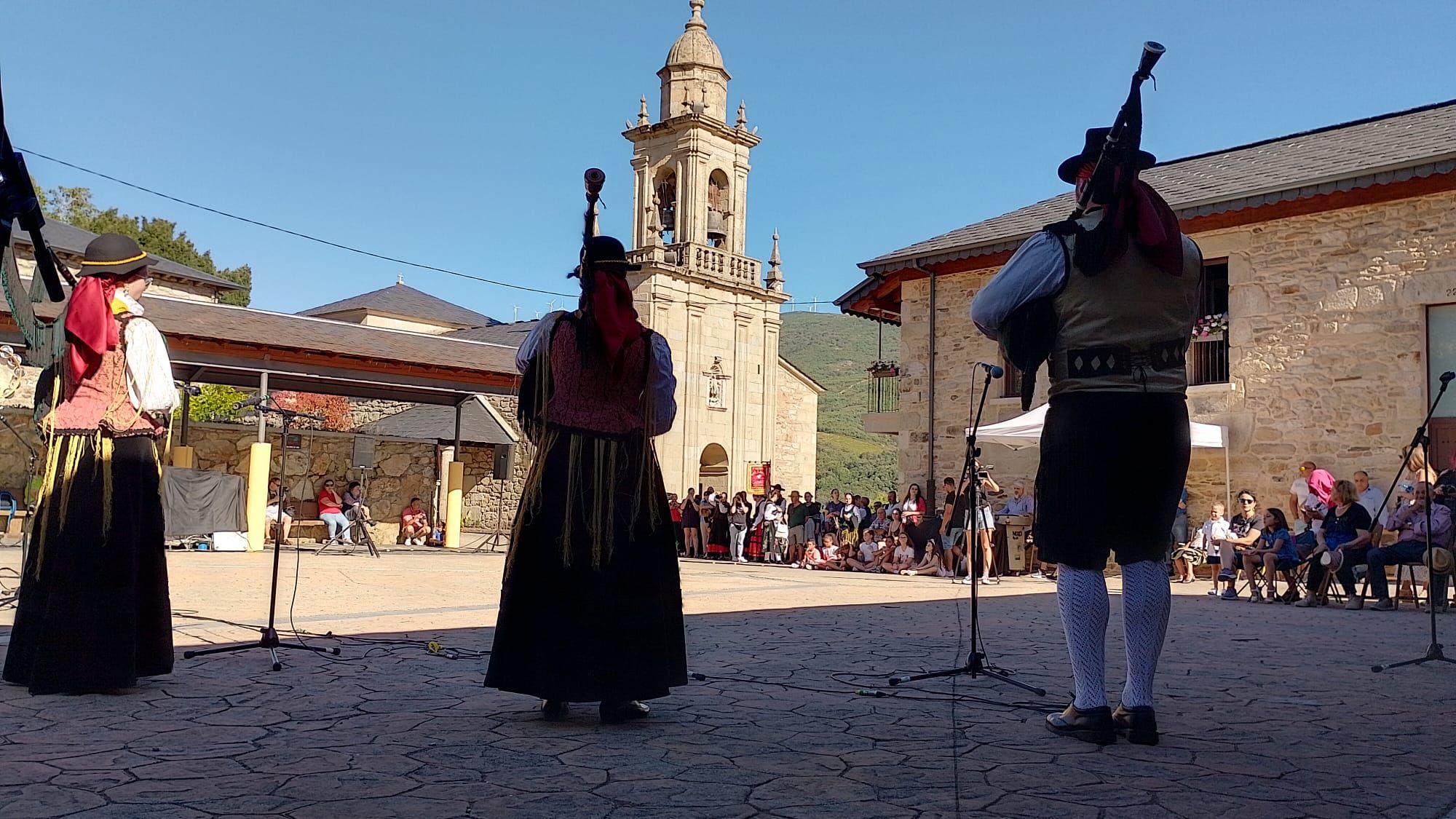 GALERÍA | Romería de La Tuiza y festival de folclore en Lubián