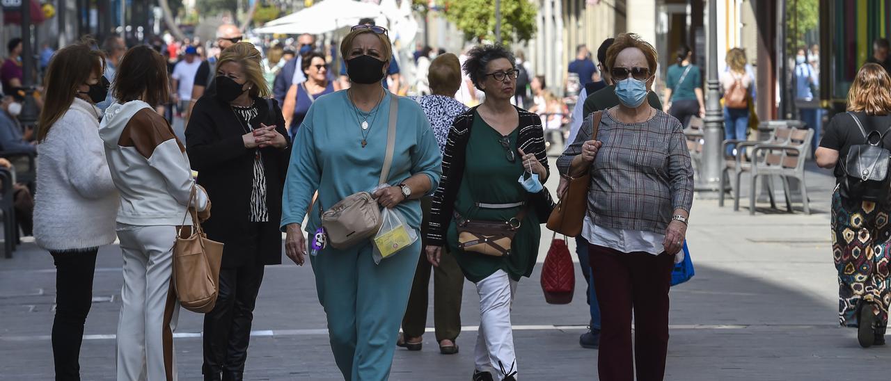 Grupos de personas en la primera jornada de entrada en vigor del decreto que regula el uso de la mascarilla en exteriores.