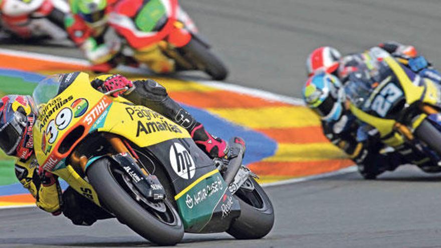 Luis Salom (39), durante la carrera de ayer en el circuito de Cheste.