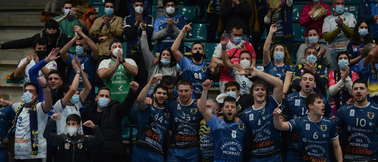 Los jugadores del Frigoríficos del Morrazo celebran su clasificación para la fase final de Copa con su afición.